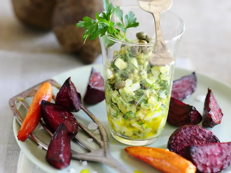 Möhren und Rote Bete aus dem Ofen mit Eier-Kapern-Salat