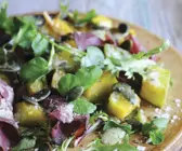 Salat mit Kürbis, feinen Rindfleischstreifen und Brunnenkresse