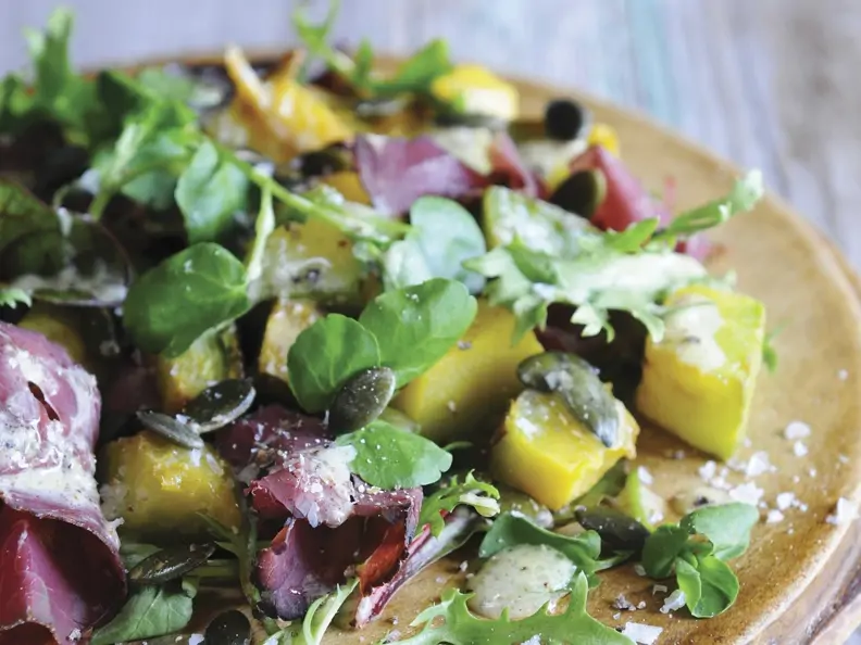 Salat mit Kürbis, feinen Rindfleischstreifen und Brunnenkresse