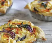 Mini-Quiches mit Süßkartoffeln, Rüben und roten Zwiebeln