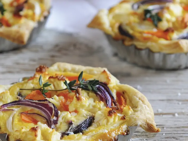 Mini-Quiches mit Süßkartoffeln, Rüben und roten Zwiebeln
