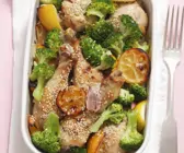 Hähnchenkeulen mit Broccoli, Sesam und Zitronen