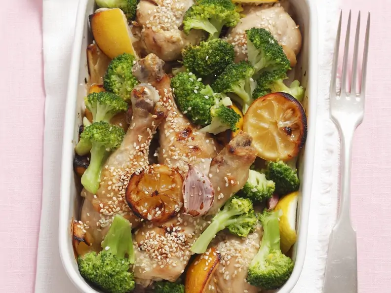 Hähnchenkeulen mit Broccoli, Sesam und Zitronen