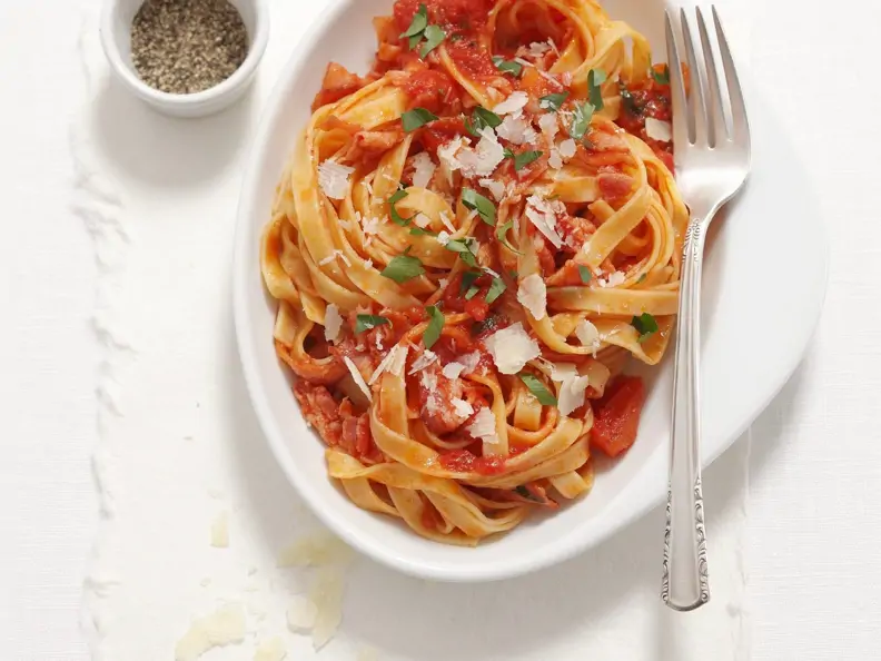 Nudeln mit scharfer Tomaten-Speck-Sauce (Amatriciana)