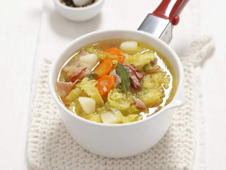 Kartoffel-Wirsing-Eintopf mit getrocknetem Schinken (Pancetta)