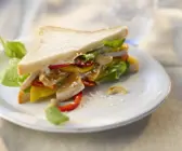 Sandwich mit Hähnchen und Obst