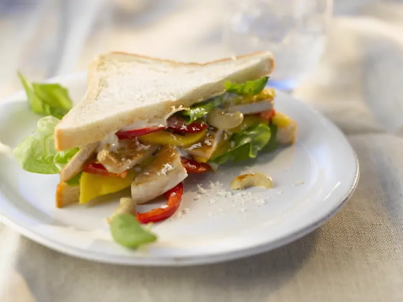 Sandwich mit Hähnchen und Obst