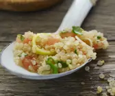 Quinoa-Salat auf libanesische Art (Tabouleh)