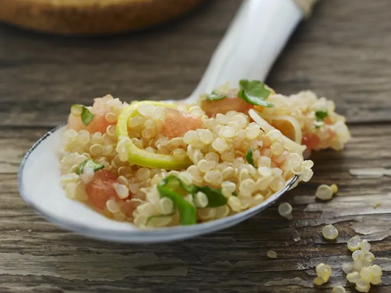 Quinoa-Salat auf libanesische Art (Tabouleh)