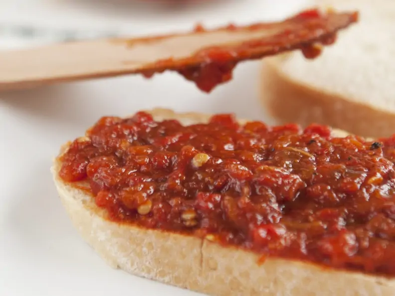 Weißbrot mit Tomaten-Paprika-Aufstrich auf bulgarische Art