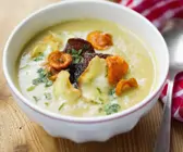 Erbsencremesuppe mit knusprigen Gemüsestückchen