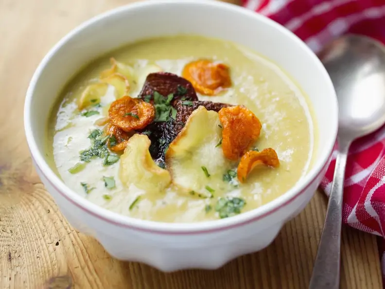 Erbsencremesuppe mit knusprigen Gemüsestückchen