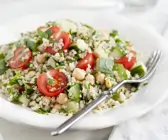 Quinoa-Tomaten-Salat mit Kichererbsen