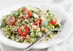 Quinoa-Tomaten-Salat mit Kichererbsen
