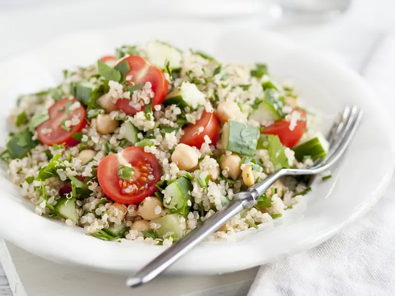 Quinoa-Tomaten-Salat mit Kichererbsen