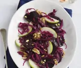Rotkrautsalat mit Äpfel, Nüssen und Roter Bete