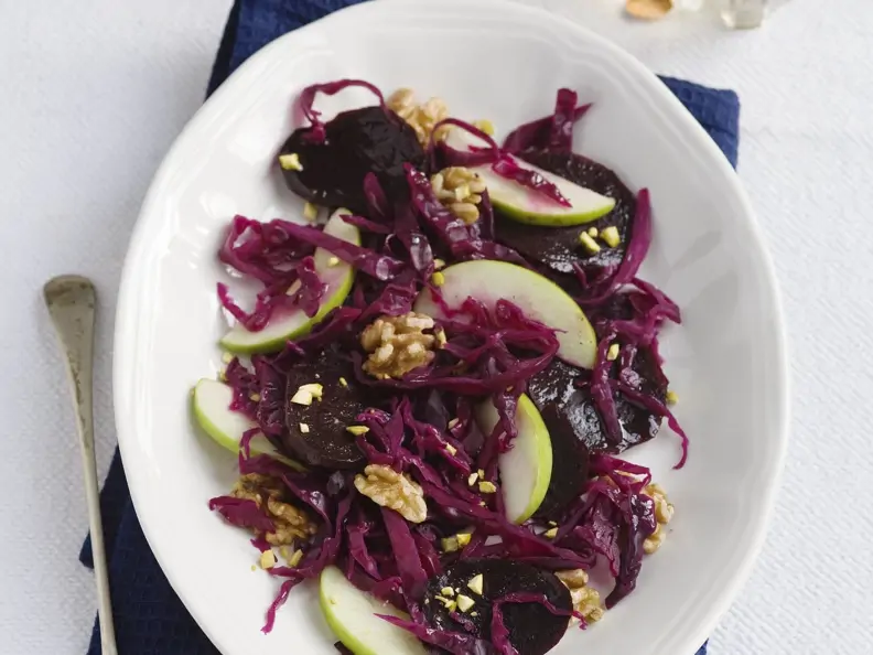 Rotkrautsalat mit Äpfel, Nüssen und Roter Bete