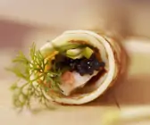 Pfannkuchenröllchen mit Kaviar und Garnelen