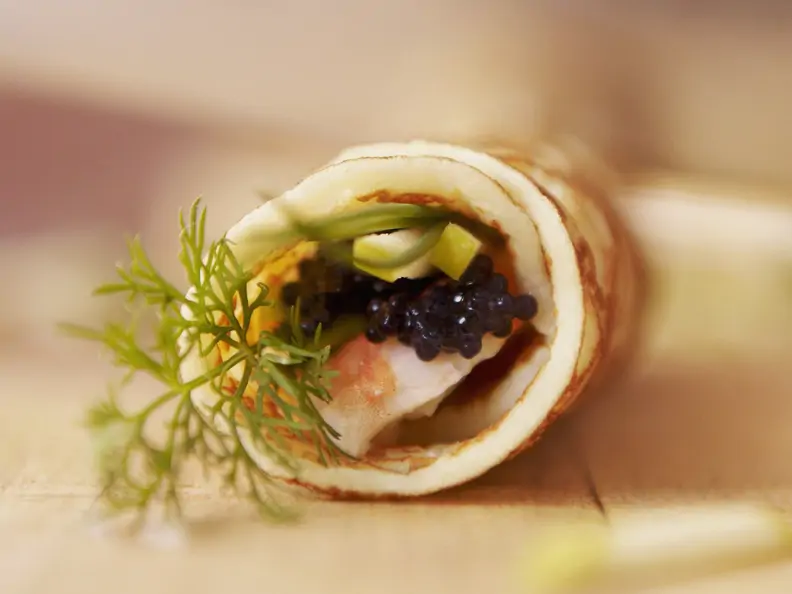 Pfannkuchenröllchen mit Kaviar und Garnelen