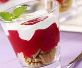 Joghurt-Himbeer-Dessert mit Keksen