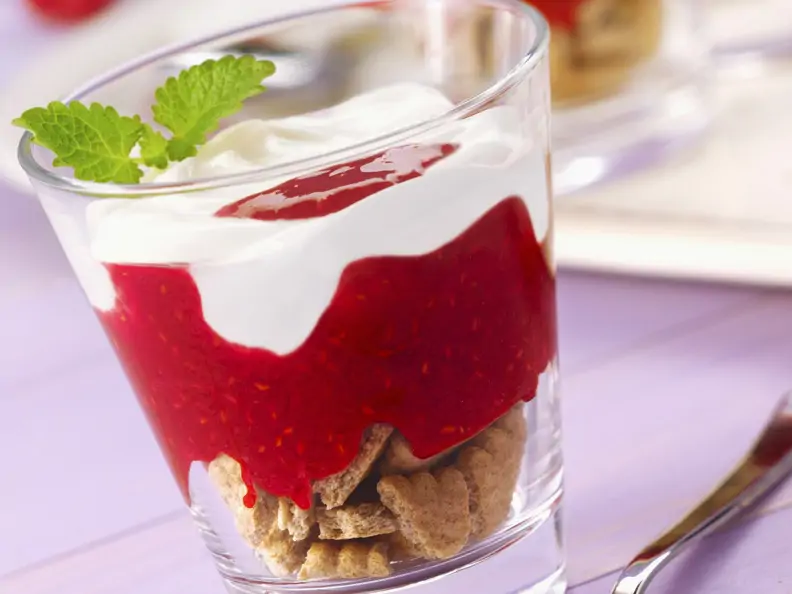 Joghurt-Himbeer-Dessert mit Keksen
