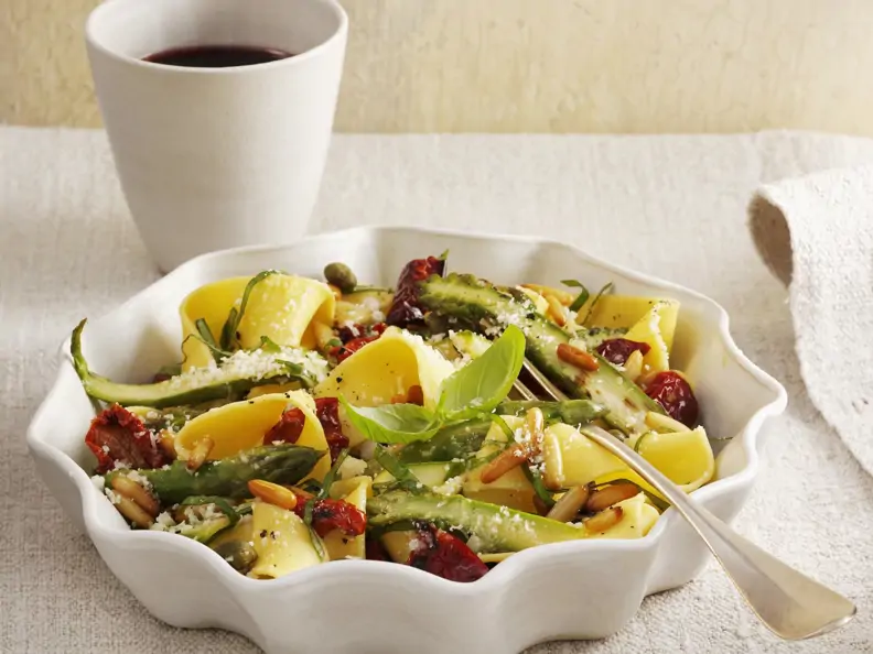 Pasta mit würzigen getrockneten Tomaten und grünem Spargel