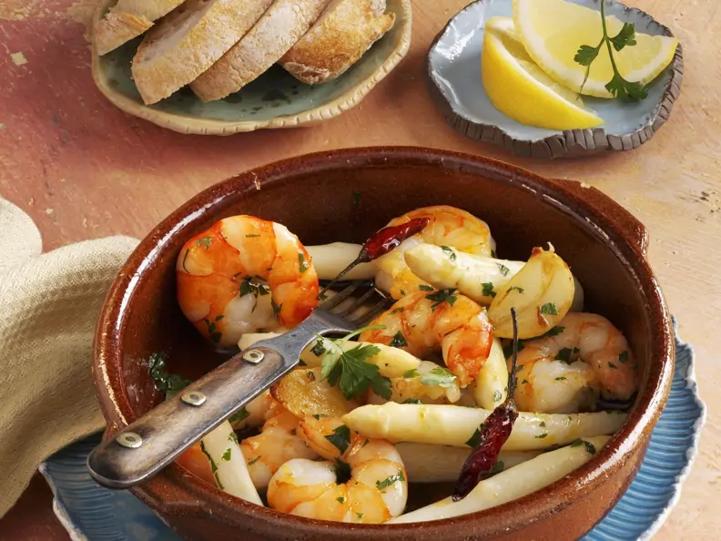 Scharfe Garnelen mit weißem Spargel