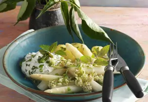 Holunder-Spargel mit Kräuterfrischkäse