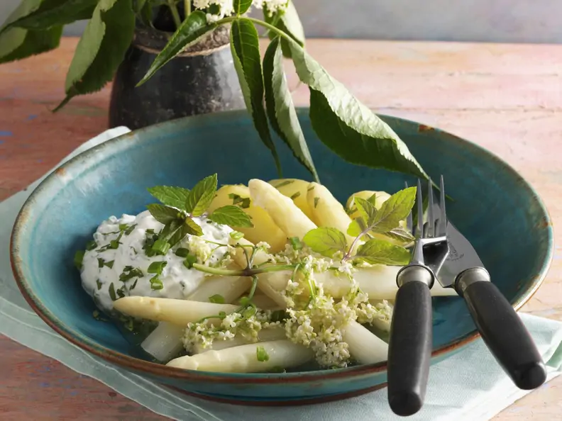 Holunder-Spargel mit Kräuterfrischkäse