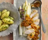 Kaninchen mit weißem Spargelgemüse