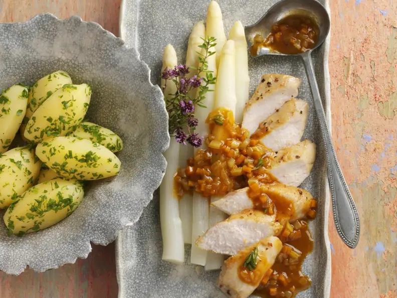Kaninchen mit weißem Spargelgemüse