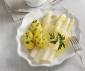 Weißer Spargel mit holländischer Soße und Kartoffeln