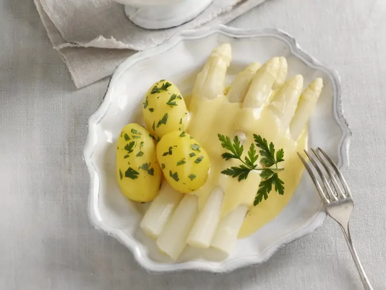 Weißer Spargel mit holländischer Soße und Kartoffeln