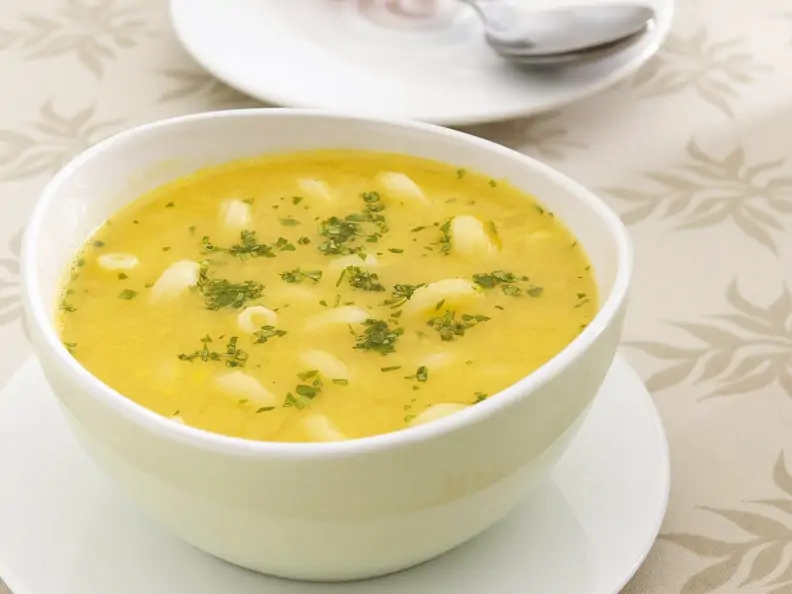 Gelbe Nudelsuppe mit Linsen
