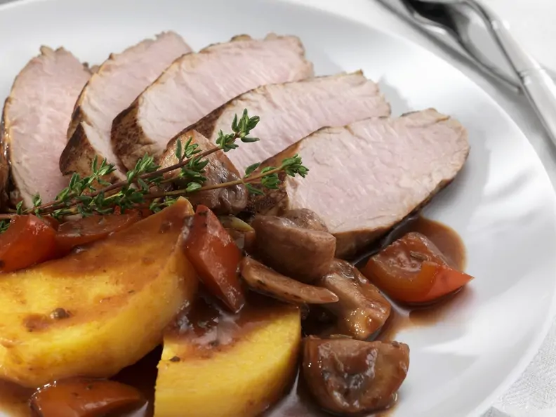 Schweinefilet mit Rotweinsauce und Kartoffeln