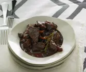 Gulasch vom Lamm mit Cranberrie-Portwein-Soße