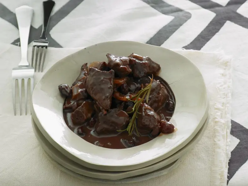 Gulasch vom Lamm mit Cranberrie-Portwein-Soße