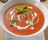 Tomatensuppe mit Creme Fraiche und Basilikum