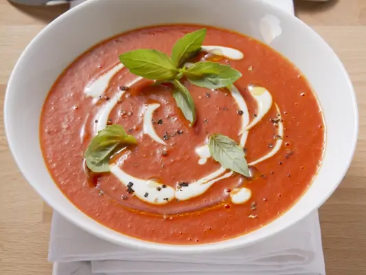 Tomatensuppe mit Creme Fraiche und Basilikum