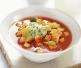Tomatensuppe auf provenzalische Art mit Lauchzwiebelpesto