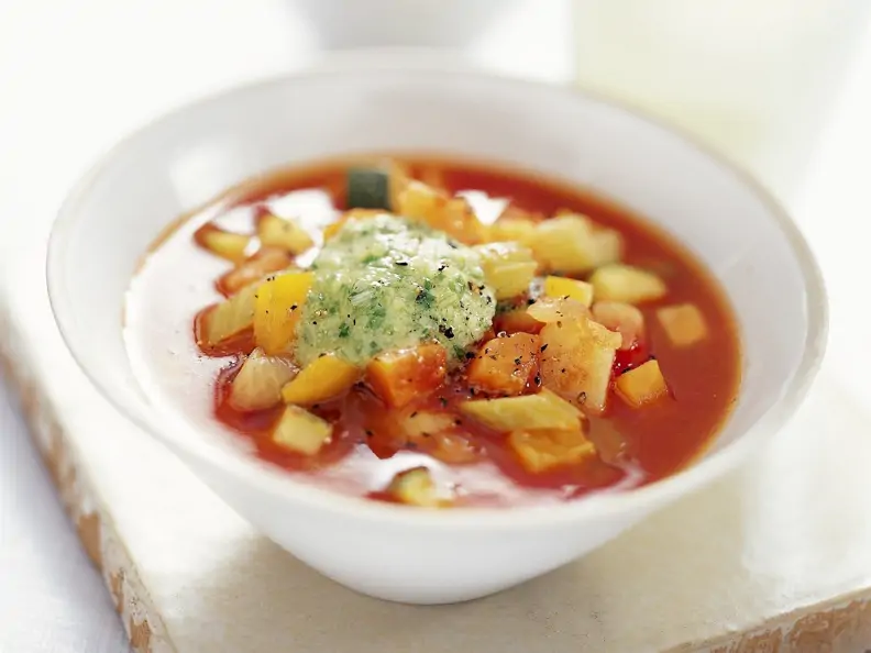 Tomatensuppe auf provenzalische Art mit Lauchzwiebelpesto