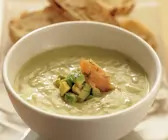 Avocado-Dill-Suppe mit geräucherter Forelle