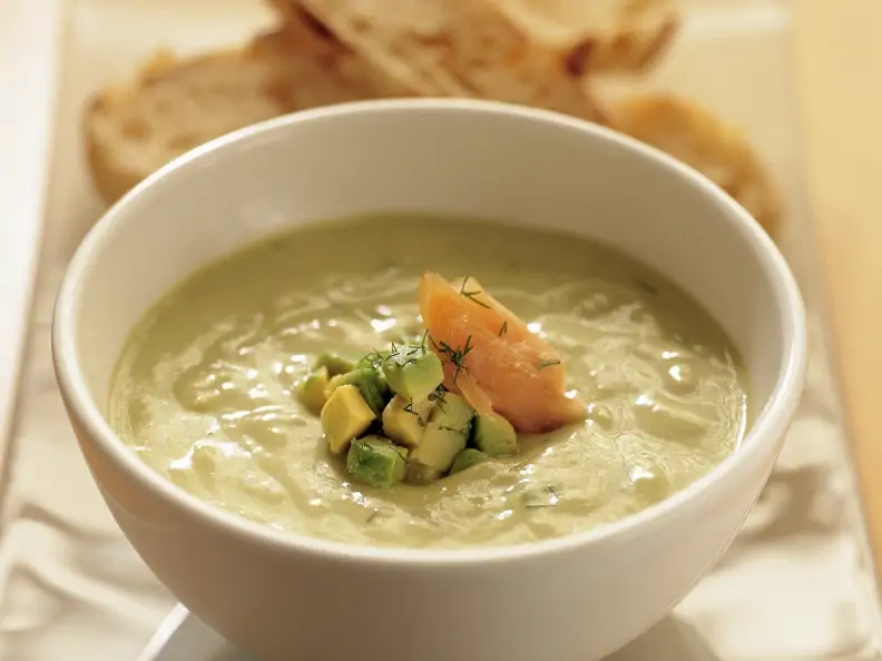 Avocado-Dill-Suppe mit geräucherter Forelle
