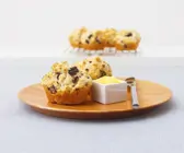 Herzhafte Muffins mit Oliven und Feta