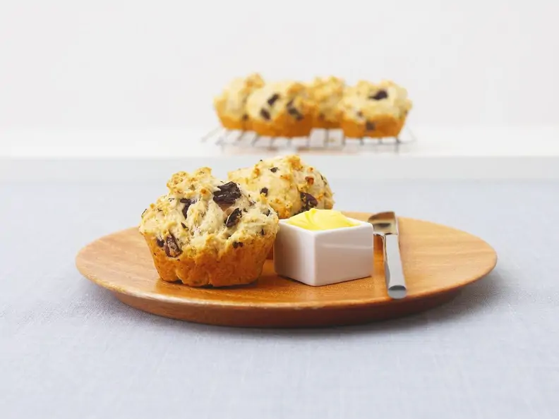 Herzhafte Muffins mit Oliven und Feta