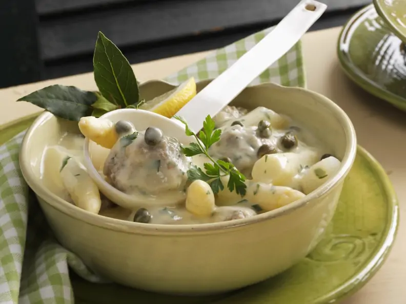 Kalbsfleischbällchen mit weißem Spargel