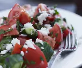 Gurkensalat mit Tomaten und Ziegenfrischkäse