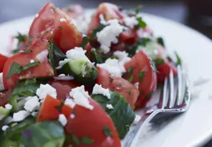 Gurkensalat mit Tomaten und Ziegenfrischkäse
