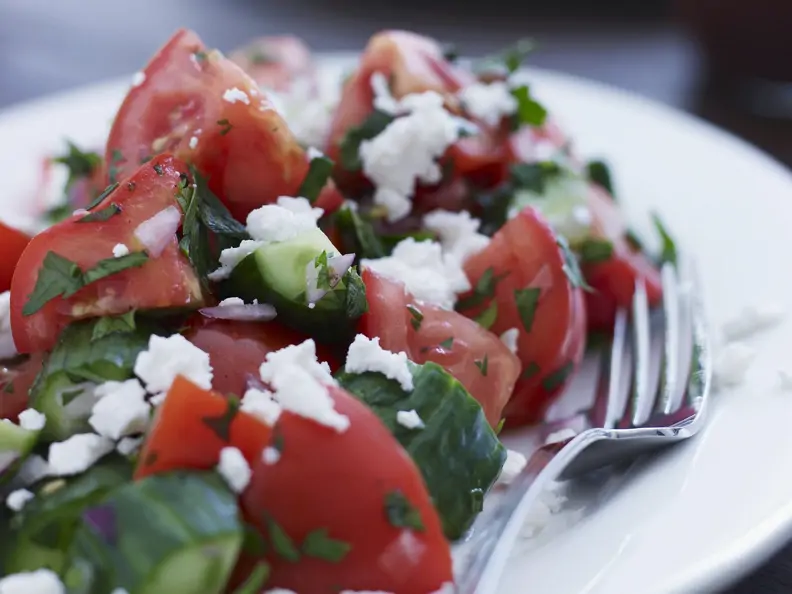 Gurkensalat mit Tomaten und Ziegenfrischkäse