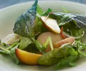 grüner Salat mit Früchten